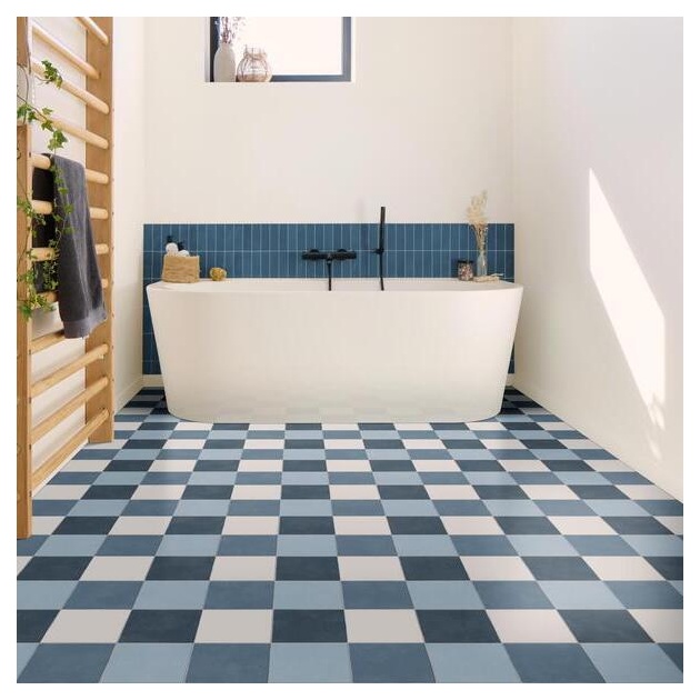 Coastal chequerboard vinyl flooring in a bathroom setting